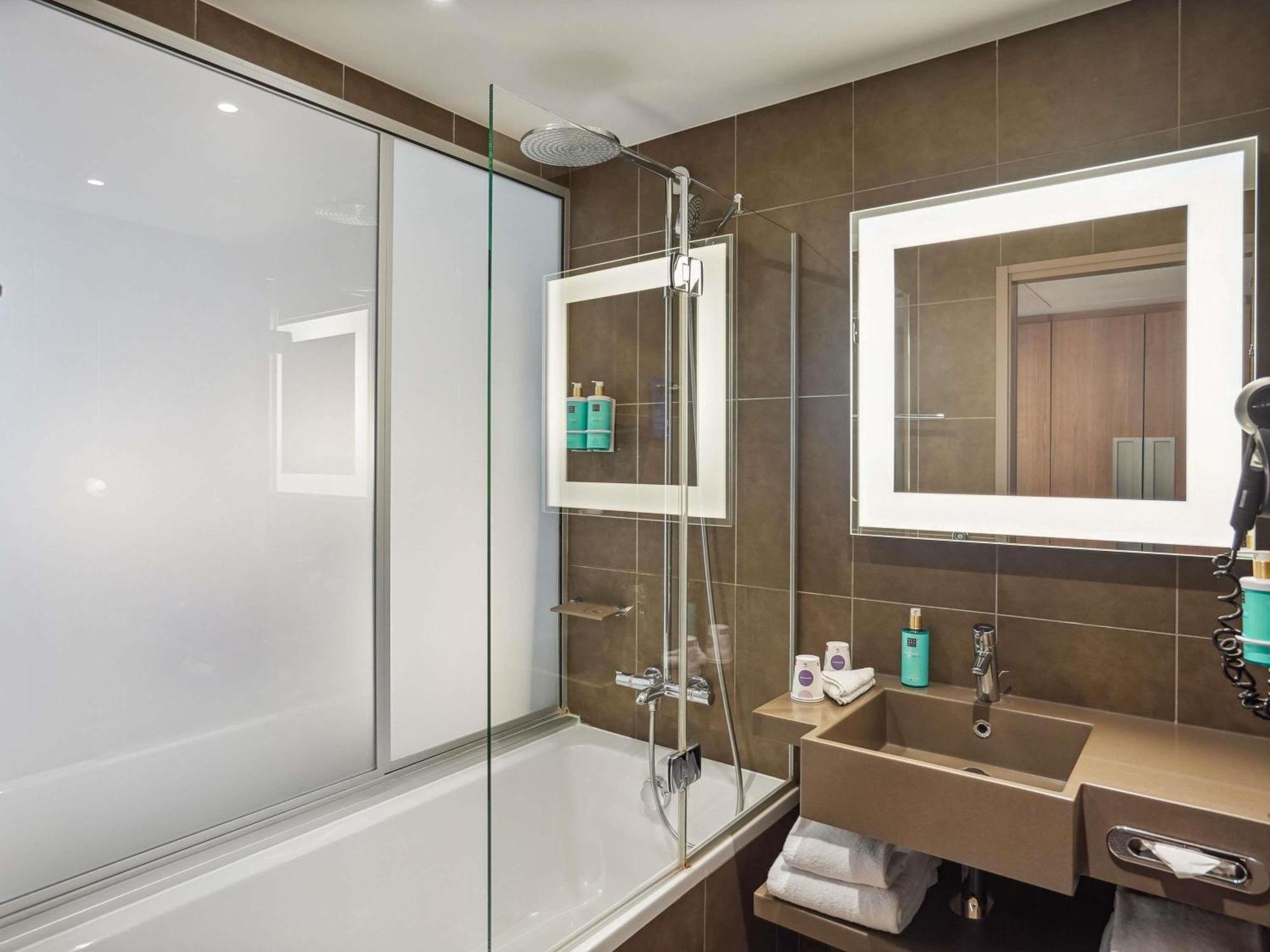 Two non-connecting Double rooms per room